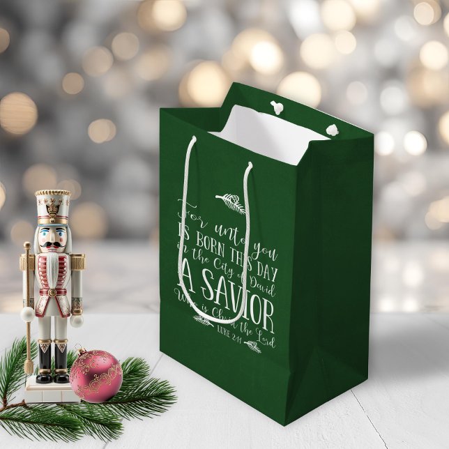 Christliche Weihnachtsverse Typografie Holiday Gre Mittlere Geschenktüte (Christian Christmas Verse Typography Holiday Green Medium Gift Bag)