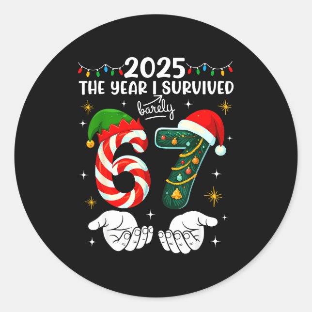 Christmas 2025 The Year I Barely Survived Six Seve Runder Aufkleber (Vorderseite)