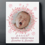 Christmas Baby Foto For Grandma And Grandpa Fotoplatte<br><div class="desc">Überraschung Großmutter und Opa mit diesem einzigartigen süßen Baby Foto kostenlos stehende Plakette ihres Enkelkindes, gerahmt in einem Weihnachtskranz-Feiertag themed Grenze. Rosa und roter Kranz in Aquarellfarbe. Löschen Sie einfach dieses Foto und laden Sie Ihr eigenes nahes up face, Baby Foto. Es erscheint im Kranz. Stellen Sie sicher, dass Sie...</div>