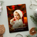 Christmas Baby Santa Minimalistisch Foto Feiertagskarte<br><div class="desc">Moderne Weihnachtskarte,  mit einem Babymotiv und einem weißen Foto-Design. Mit anpassbarer Schrift können Sie Ihren eigenen Text hinzufügen. Sie ändern auch das Foto mit Ihren eigenen,  um es einzigartig zu machen. Ideal,  um festliche Urlaubswünsche an Freunde und Angehörige zu senden.</div>