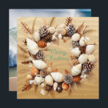 Christmas Beach Seashells Pine Cones Seetang Feiertagskarte<br><div class="desc">Schöne Muscheln,  Kiefernzapfen,  Algen und Kiefernnadeln Weihnachtskranz. Für die Glücklichen,  die sich nicht mit Schnee befassen müssen und im Winter zum Strand gehen können.</div>