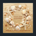 Christmas Beach Tropical Seashells Starfish Feiertagskarte<br><div class="desc">Hübscher Weihnachtskranz mit Starfish Seashells und Algen auf einem Sandstrand. Für die Glücklichen,  die sich nicht mit Schnee befassen müssen und im Winter zum Strand gehen können. #generativecontent</div>