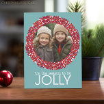 Christmas Berry Wreath - 1 Foto Blue Red Feiertagspostkarte<br><div class="desc">Das ist die Jahreszeit,  um Jolly zu sein - ein Bauernhaus blau mit einem Beerenkranz als Foto. Ein modernes Skript wird für die Happy Holidays verwendet. Ein Weihnachtsgrüßen - Mögen Ihre Tage fröhlich und hell sein - auf der Postkartenseite mit einem Bereich für Familiensignatur und Gruß enthalten.</div>