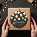 Christmas Black Gold Handmade für Sie Runder Aufkleber<br><div class="desc">Erstellen Sie Aufkleber,  um Ihre Weihnachtsferien handgefertigten Waren,  Kekse,  Süßigkeiten,  Leckereien,  Gastgeschenke und mehr mit eleganten weißen und goldenen Weihnachtsbaumschmuck auf einem schwarzen Hintergrund mit Ihrer Nachricht in schicken Schriften zu kennzeichnen. PASSENDE Artikel in unserem Geschäft.</div>