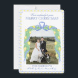 Christmas Blue Gingham Garland Ein Foto Vintag Feiertagskarte<br><div class="desc">Watercolor Christmas Blue Gingham Foliage Ein Foto Vintage Urlaubskarte. Diese wunderschöne Weihnachtsfoto-Karte bietet eine Weihnachtsgarage in Aquarellfarben mit weißen Bögen und Rahmen für ein Foto. Es ist perfekt,  wenn Sie eine klassische,  südliche,  großtausendjährige Weihnachtskarte suchen. Melden Sie mich für notwendige Anpassungen oder Matching-Elemente:)</div>