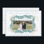 Christmas Blue Gingham Garland Vintag Horizontal Feiertagskarte<br><div class="desc">Aquarell Weihnachten Blue Gingham Foliage Ein Foto Horizontal Vintage Urlaubskarte. Diese wunderschöne Weihnachtsfoto-Karte bietet eine Weihnachtsgarage in Aquarellfarben mit weißen Bögen und Rahmen für ein Foto. Es ist perfekt,  wenn Sie eine klassische,  südliche,  großtausendjährige Weihnachtskarte suchen. Melden Sie mich für notwendige Anpassungen oder Matching-Elemente:)</div>