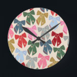 Christmas Bows Coquette Runde Wanduhr<br><div class="desc">Weihnachtsmänner - Coquette Ribbons.</div>
