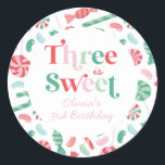 Christmas Candy Three ist Sweet 3. Geburtstag Runder Aufkleber<br><div class="desc">Das ist süß! Weihnachtscreme 3. Geburtstag Party Aufkleber mit Bonbons,  Geleebohnen und anderen Süßigkeiten.</div>