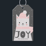 Christmas Cat JOY Custom Geschenkanhänger<br><div class="desc">Niedliches Urlaubsdesign mit einer Illustration einer weißen Katze mit rosa Mütze und Strickschal. Schneebedeckungen mit Kohlevorkommen. Auf dem Bauch der Katze steht "Freude" und darunter kann man seinen Namen drucken lassen. Ein tolles Design für Katzenliebhaber! Benutzen Sie das für die Weihnachtsgeschenkverpackung.</div>