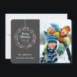 CHRISTMAS CHALKBOARD FLORALWREATEN FOTOKARTE FEIERTAGSKARTE<br><div class="desc">MERRY CHRISTMAS: Helle und fröhliche Kreidekunst mit Poinsettia, Heilige, Beeren und Blattwerk in Rot und Weiß auf Kreideboden. Personalisieren Sie dieses Foto mit Ihrem Familiennamen und fügen Sie Ihre Lieblingssymbole hinzu. Zeitgenössische, klassische, moderne und stilvolle Art und Weise, um angesagte, fröhliche Winterferien Grüße an Freunde und Familie zu senden. Botanische...</div>