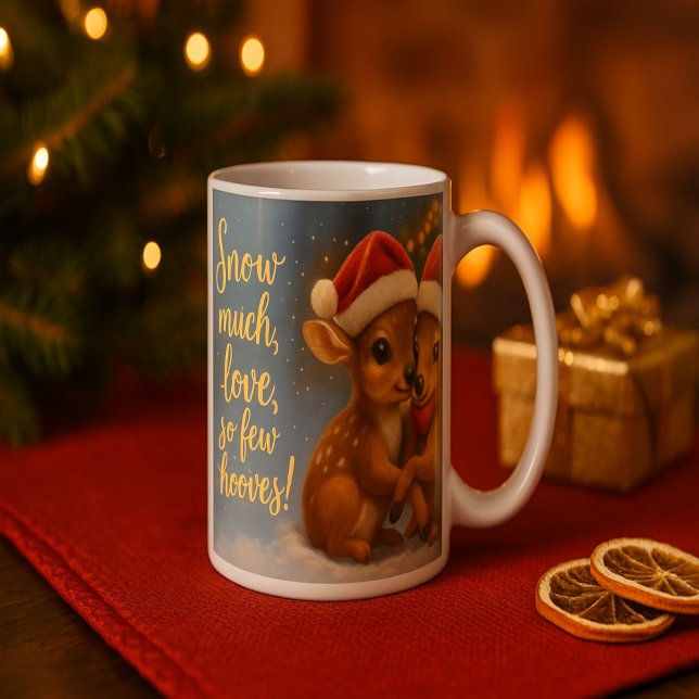 Christmas Deer Couple under Cozy Cabin Lights Kaffeetasse (Von Creator hochgeladen)