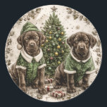 Christmas Elf Labrador Retriever Puppy Runder Aufkleber<br><div class="desc">Niedliche Abbildung von Labrador Retriever-Hunden, die zu Weihnachten verkleidet sind. Ideal für Hundeliebhaber oder Hundeeltern während der Ferienzeit.</div>