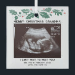 Christmas Future Oma Baby Sonogramm Keepake Ornament Aus Glas<br><div class="desc">Die Magie Ihres baldigen Kindes erfassen, um mit unserem Weihnachtsbaumschmuck zu kommen. Dieser Keepake enthält einen Sonogramm-Scan, den Sie einfach durch Ihren eigenen ersetzen können und der Ihnen einen einzigartigen und wertvollen Erbe verleiht. Das Ornament ist mit der herzerwärmenden Botschaft "Frohe Weihnachtsgroßmutter" und einer personalisierten Botschaft auf der Rückseite geschmückt,...</div>