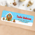 Christmas Gingerbrett House Blue and Red<br><div class="desc">Dieses niedliche und festliche Adressetikett besticht durch ein niedliches Lebkuchenhaus mit roten und grünen Süßigkeiten. Daneben sind bezaubernde Lebkuchenmänner mit Geschenken,  in Weihnachtsmannmützen und Schal gekleidet. Im Hintergrund ist ein hellblauer Winterhimmel mit eleganten fallenden Schneeflocken. Dies ist ideal für Weihnachten und den Winterurlaub.</div>