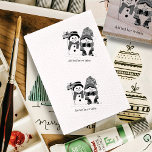 Christmas Gnome Snowman Niedlich Gummistempel<br><div class="desc">Ein niedliches Weihnachtsbrunnen in Rot,  Grün und Weiß mit einer Tasse heiße Schokolade ist stehend neben einem Schneemann mit einem Happy Holidays Schild neben ihnen,  das einen roten Schal und einen dunkelgrünen Hut trägt.</div>