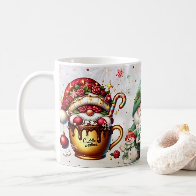 Christmas Gnome with Festive Holiday Tree Scene Kaffeetasse (Mit Donut)