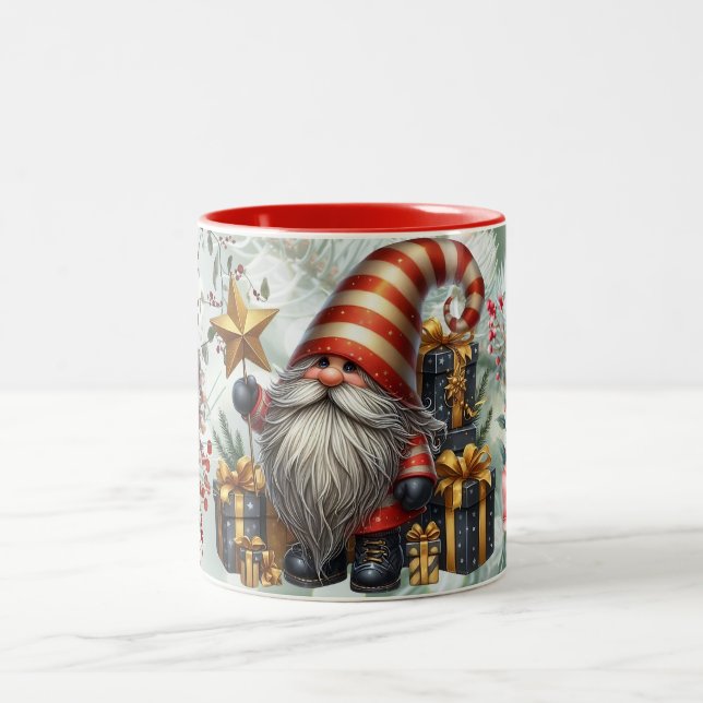 Christmas Gnome with Festive Holiday Tree Scene Zweifarbige Tasse (Mittel)