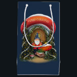 Christmas Gnome Zuhause Holiday Kleine Geschenktüte<br><div class="desc">Original Illustration eines Gnoms außerhalb seines Pilzhauses mit bearbeitbarem Gruß und individuellem Farbhintergrund.</div>
