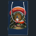 Christmas Gnome Zuhause Holiday Kleine Geschenktüte<br><div class="desc">Original Illustration eines Gnoms außerhalb seines Pilzhauses mit bearbeitbarem Gruß und individuellem Farbhintergrund.</div>