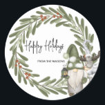 Christmas Gnomes Woodland Personalisiert Runder Aufkleber<br><div class="desc">Dieser niedliche Waldgnaom- und Rentieraufkleber ist die perfekte Touch für Ihre Packungen oder Weihnachtsvorlieben. Personalisieren Sie die Formulierung nach Ihren Bedürfnissen. Das Design besticht durch einen Waldzwerg mit Rentieren auf einem festlichen,  grünen Kranz.</div>