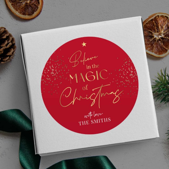 Christmas Gold Glitzer Script Name Red Modern Runder Aufkleber (Elegant and chic red and gold glitter Christmas gift sticker that is sure to impress)