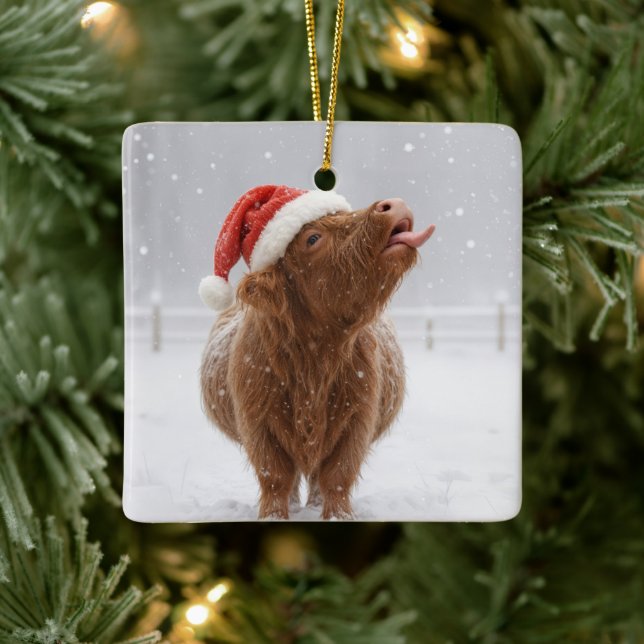 Christmas Highland Cow Catching Snowflakes Keramikornament (Baum)