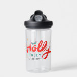 Christmas Holly Jolly Fun Winter Personalisiert Na Trinkflasche<br><div class="desc">Weihnachten Holly Jolly Fun Winter Personalisierter Name Wasser Flasche enthält den Text "Holly Jolly in rot und blau modernen Kalligraphie Skript Typografie und personalisiert mit Ihrem individuelle Name. Von Heiligen und Schneeflocken umgeben. Perfekte Geschenke für Weihnachten und Feiertage oder Weihnachten Party. Entworfen von ©Evco Holidays www.zazzle.com/store/evcoholidays</div>