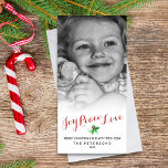 Christmas Holly Joy Peace Liebe Script Custom Foto Feiertagskarte<br><div class="desc">Feiern Sie die Saison mit dieser wunderschönen Holiday Fotokarte, die die Worte JOY PEACE LIEBE in einem eleganten Rot-Script-Schriftart und einen Anflug von festlichen Aquarellen unten zeigt. Personalisieren Sie, indem Sie Ihr eigenes Foto, Gruß, Name und Jahr hinzufügen. Schön und klassisch, aber einfach und trendig, eine Karte, die sicher Freude...</div>