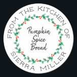 Christmas Holly Wreath Kitchen Leckereien Geschenk Runder Aufkleber<br><div class="desc">Haben Sie Liebe, für die Weihnachtsfeiertage oder zu jeder Jahreszeit für Familie und Freunde Kochgeschenke zu machen. Nun, hier ist die perfekte Touch... ein personalisierter Aufkleber mit Ihrem Namen und dem Namen der Leckerei, die Sie teilen. Ein schöner, moderner, runder Heiliger Beerenkreislauf umgibt den Namen Ihrer Leckerei. Es ist vollständig...</div>