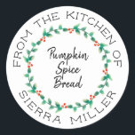 Christmas Holly Wreath Kitchen Leckereien Geschenk Runder Aufkleber<br><div class="desc">Haben Sie Liebe, für die Weihnachtsfeiertage oder zu jeder Jahreszeit für Familie und Freunde Kochgeschenke zu machen. Nun, hier ist die perfekte Touch... ein personalisierter Aufkleber mit Ihrem Namen und dem Namen der Leckerei, die Sie teilen. Ein schöner, moderner, runder Heiliger Beerenkreislauf umgibt den Namen Ihrer Leckerei. Es ist vollständig...</div>