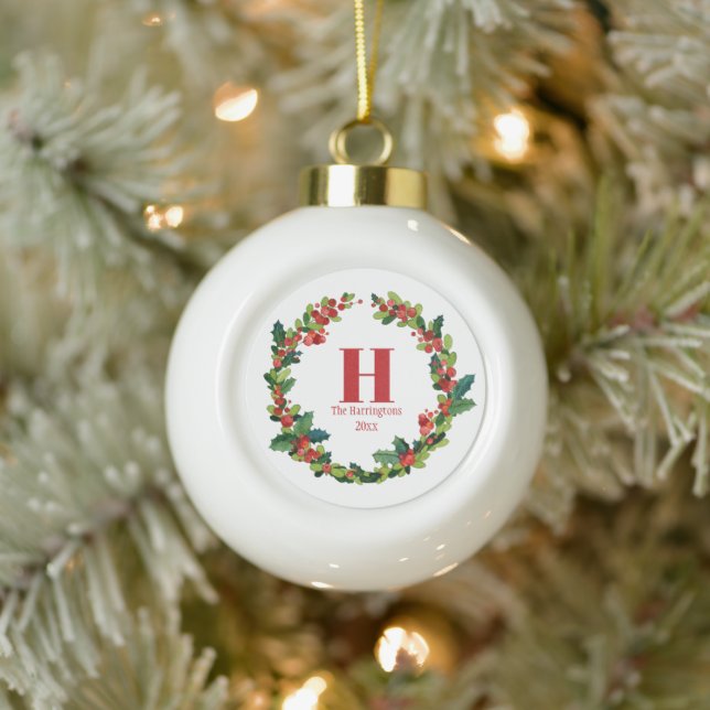 Christmas Holly Wreath Personalisiert Monogram Keramik Kugel-Ornament (Baum)
