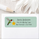 Christmas Hummingbird Return Address Label<br><div class="desc">Niedliches Rücksendelabel mit einem Ruby-throated Kolibri,  der einen Stern trägt. Fügen Sie einfach Ihren Namen und Ihre Adresse hinzu. Der Stil und die Größe des Schriftartes können Sie ändern,  indem Sie auf "Bearbeiten mit dem Designwerkzeug" klicken.</div>