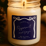 Christmas Jar Label Whimsical Ribbon Bow Navy Blue Quadratischer Aufkleber<br><div class="desc">Mit diesem Whimsical Bows Christmas Product Label Design erstellen Sie stilvolle festliche Produktaufkleber. Mit handgezeichneter Bänder & Bogen-Abbildung, minimales Layout, handgeschriebene Schriftart in saisonalen Marineblau- und Weißfarben. Diese Urlaubsprodukteetiketten können für Kerzen, Diffusoren, Seifen und vieles mehr verwendet werden! Steigern Sie Ihr Weihnachtsverpackungsdesign mit diesen modernen, quadratischen Produktetiketten.</div>