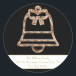 Christmas Jingle Bell Black und White Gold Script Runder Aufkleber<br><div class="desc">Weihnachtsglocke Jingle Bell Elegant Black and Gold and White,  Imitate Gold Foil Typografy Name und Adresse Aufkleber für Weihnachtsgeschenke und Handwerk,  können Sie ändern oder löschen Sie den Text im Rechteck</div>