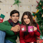 Christmas Jolly Santa Claus Pink Merry Gruß Kaffeetasse<br><div class="desc">Ein rosa Hintergrund mit einem fröhlichen Weihnachtsmann ist die Grundlage für dieses maßgeschneiderte Weihnachtsfest in alter Mode. Ändern Sie die Informationen einfach,  um Ihr Design anzupassen. Von einer Reihe von Weihnachten Urlaub persönlichen Produkten von Chessie's Fine Designs.</div>