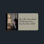 Christmas Joy Calico Cat Address Labels Adressaufkleber<br><div class="desc">Diese wertvollen Adressetiketten zeigen eine bezaubernde Calico-Katze namens Oreo,  die ihren ersten Weihnachtsbaum anschaut,  mit großen Augen des Staunens und der Neugier. Einfach mit Ihren persönlichen Kontaktinformationen personalisiert. Frohe Weihnachten!</div>