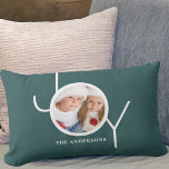 Christmas Joy Holiday Green Foto Lendenkissen<br><div class="desc">Dieses stilvolle Weihnachtskissen ist mit dem Wort JOY in der modernen,  weißen Typografie auf festlichem Kieferngrauen Hintergrund dekoriert. Einfach mit Ihrem Foto und Namen anpassbar.</div>