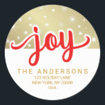 Christmas Joy Red und Gold Handgeschriebene Adress Runder Aufkleber<br><div class="desc">Moderner,  handgeschriebener Text mit Sternen und schneebedeckter Schrift für personalisierte Rücksendeadresse-Aufkleber für Feriengeschenke und Grußkarten.</div>
