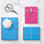 Christmas Lesbian Flamingos Flamingo Belles Custom Geschenkpapier Set<br><div class="desc">Dieses phantastische Weihnachtsgeschenk-Wrap-Set bietet ein digitales Kunstbild eines Paares hübsch rosa Flamingos stehend, die sich liebevoll anschauen. Jeder Flamingo-Vogel hat hellrosa Federn mit blassrosa Beinen und einen rosa Schnabel mit schwarzer Spitze und gelben Augen mit einem schwarzen Pupil. Sie tragen alle eine rot-weiße Weihnachtsmannmütze auf ihrem Kopf. Über den Flamingos,...</div>