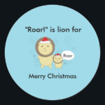 Christmas Lion Roar Snowflake Funny Personalisiere Runder Aufkleber<br><div class="desc">Ein niedliches Weihnachtsdesign eines Löwenvaters und eines Löwenkubs mit Weihnachtsmannmützen. Der jüngere Löwe sagt Roar,  während er vor einem blauen Hintergrund mit Schneeflocken stehend ist. Der umliegende Text sagt: "Roch!" ist Löwe für frohe Weihnachten. Der Text kann geändert und an Ihre Bedürfnisse angepasst werden.</div>