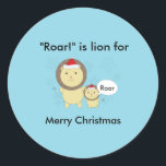 Christmas Lion Roar Snowflake Funny Personalisiere Runder Aufkleber<br><div class="desc">Ein niedliches Weihnachtsdesign eines Löwenvaters und eines Löwenkubs mit Weihnachtsmannmützen. Der jüngere Löwe sagt Roar,  während er vor einem blauen Hintergrund mit Schneeflocken stehend ist. Der umliegende Text sagt: "Roch!" ist Löwe für frohe Weihnachten. Der Text kann geändert und an Ihre Bedürfnisse angepasst werden.</div>