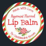 Christmas Lip Balm Anpassbare Handmade DIY Runder Aufkleber<br><div class="desc">Dieser rot, grün und weiß gestreifte, goldfarbene Aufkleber mit Imitaten ist ein anpassbares, gemachtes Lippenbalsam-Etikett für jemanden, der seine eigenen Heiligabend- und Hautpflegeprodukte für den Verkauf auf Messen, Feten und in seinem eigenen Shop auf einem Markt herstellen kann. Es kann auch für handgemachte, hausgemachte Geschenke für Familie und Freunde verwendet...</div>