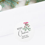 Christmas Mistletoe Runder Aufkleber<br><div class="desc">Dieser festliche Aufkleber ist mit einem grünen Aquarellmistleton, einem roten Band und einer stilvollen Schriftzeichen-Typografie dekoriert. Einfach anpassbar. Original Wasserfarbe © Michele Davies.</div>