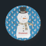 Christmas Niedlich Happy Cartoon Snowman Pappteller<br><div class="desc">Mit diesen niedlichen festlichen Cartoon-Snowman-Papier-Tellern jubeln Sie in diesem Jahr in der Weihnachtsferien-Wintersaison Ihres Kindes! Passen Sie den Namen Ihrer Wahl an.</div>