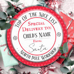 Christmas North Pole Workshop Individuelle Name Cl Runder Aufkleber<br><div class="desc">Der Santa's Workshop steht ganz oben auf der schönen Liste und trägt den Namen der Kinder. Spaß Aufkleber zu Kindern Geschenke hinzufügen!</div>