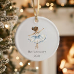 Christmas Nutcracker Ballerina Foto Keramik Ornament<br><div class="desc">Machen Sie Ihre Weihnachtszeit unvergesslich mit diesem eleganten Nutcracker Ballerina themed Foto Ornament. Der Single-Foto-Slot auf der Rückseite des Ornaments ermöglicht es Ihnen, die süßen Momente Ihrer Familie zu zeigen. Es ist Zeit für ein Zuckerpflaumenfest! Sie können dieses Design personalisieren, indem Sie auf "Diese Vorlage personalisieren" klicken oder wenn Sie...</div>