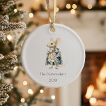 Christmas Nutcracker Mouse King Watercolor Foto Keramik Ornament<br><div class="desc">Machen Sie Ihre Weihnachtszeit unvergesslich mit diesem eleganten Musen King Mouse themed Foto Ornament. Der Single-Foto-Slot auf der Rückseite des Ornaments ermöglicht es Ihnen, die süßen Momente Ihrer Familie zu zeigen. Es ist Zeit für ein Zuckerpflaumenfest! Sie können dieses Design personalisieren, indem Sie auf "Diese Vorlage personalisieren" klicken oder wenn...</div>