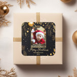 Christmas One Foto Gold Elegante Quadratischer Aufkleber<br><div class="desc">Mit seinem luxuriösen Aussehen und seinem stilvollen Design ist dieses elegante und elegante Weihnachts-One-Foto-Gold-Sticker eine ideale Wahl für diejenigen, die eine einzigartige und moderne Art suchen, ihre hochgeschätzten Fotos während der Ferienzeit zu präsentieren. Dieser einzigartige Aufkleber besticht durch seine Liebe zum Detail und strahlt einen edlen Flair aus, der Ihre...</div>