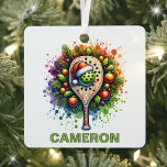 Christmas Pickleball Individuelle Name Ornament Aus Metall<br><div class="desc">Feiern Sie die Urlaubssaison mit unserem bezaubernden Pickleball-Ornament, perfekt für Sportfans! Dieses reizvolle Design verfügt über ein festliches Pickleball mit einer Weihnachtsmannmütze, begleitet von einem Paddel, das eine spielerische Touch verleiht. Der Hintergrund zeigt eine wunderschöne Aquarellausstellung von Kiefernästen, heiligen Blätter und glänzenden Weihnachtsschmuck und schafft eine warme und fröhliche Atmosphäre....</div>
