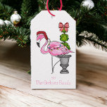 Christmas Pink Flamingo Santa Personalisiert Geschenkanhänger<br><div class="desc">Diese personalisiert rosa Flamingo Santa Geschenketiker sind ideal,  um Ihren Urlaubsgeschenken eine tropische Touch hinzuzufügen. Sie sind mit einem niedlichen Flamingo in einer Weihnachtsmannmütze und Weihnachtsbeleuchtung geschmückt. Es wird auch mit rotem Zwirn geliefert,  um leicht zu hängen.</div>